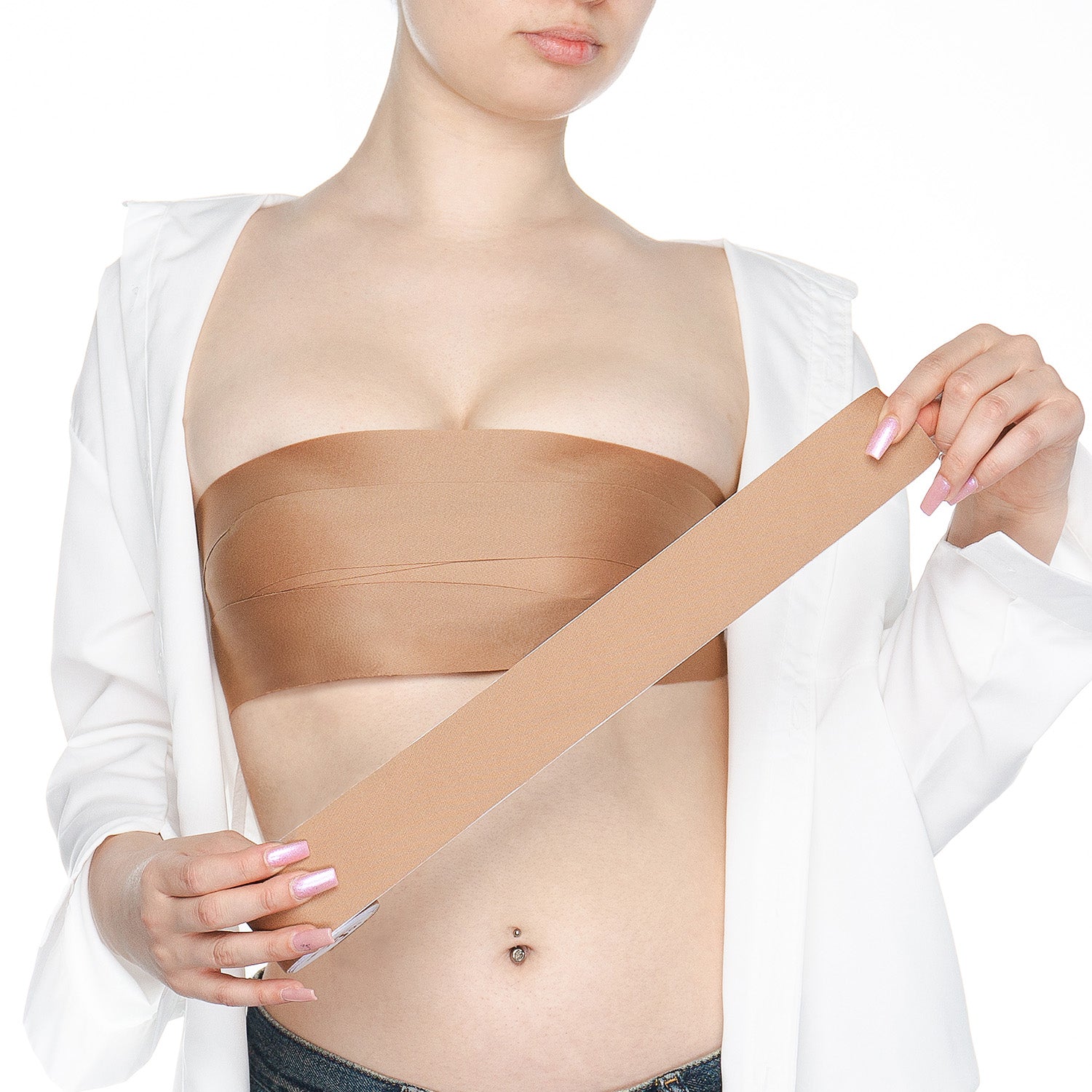 Frau traegt hautfarbenes Breast Lift Tape ueber der Brust – starker Halt fuer BH-freie Outfits mit offenem Hemd